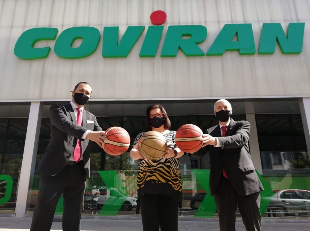 Los responsables de Covirán y de la Fundación CB Granada sellan el patrocinio del equipo de baloncesto por octavo año consecutivo