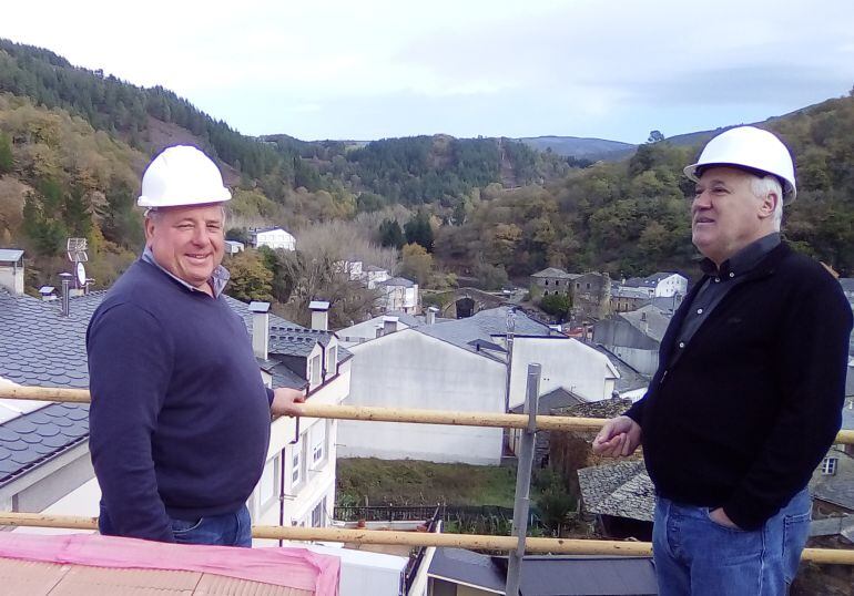 Manuel Martínez, supervisando los trabajos de la residencia de Navia de Suarna