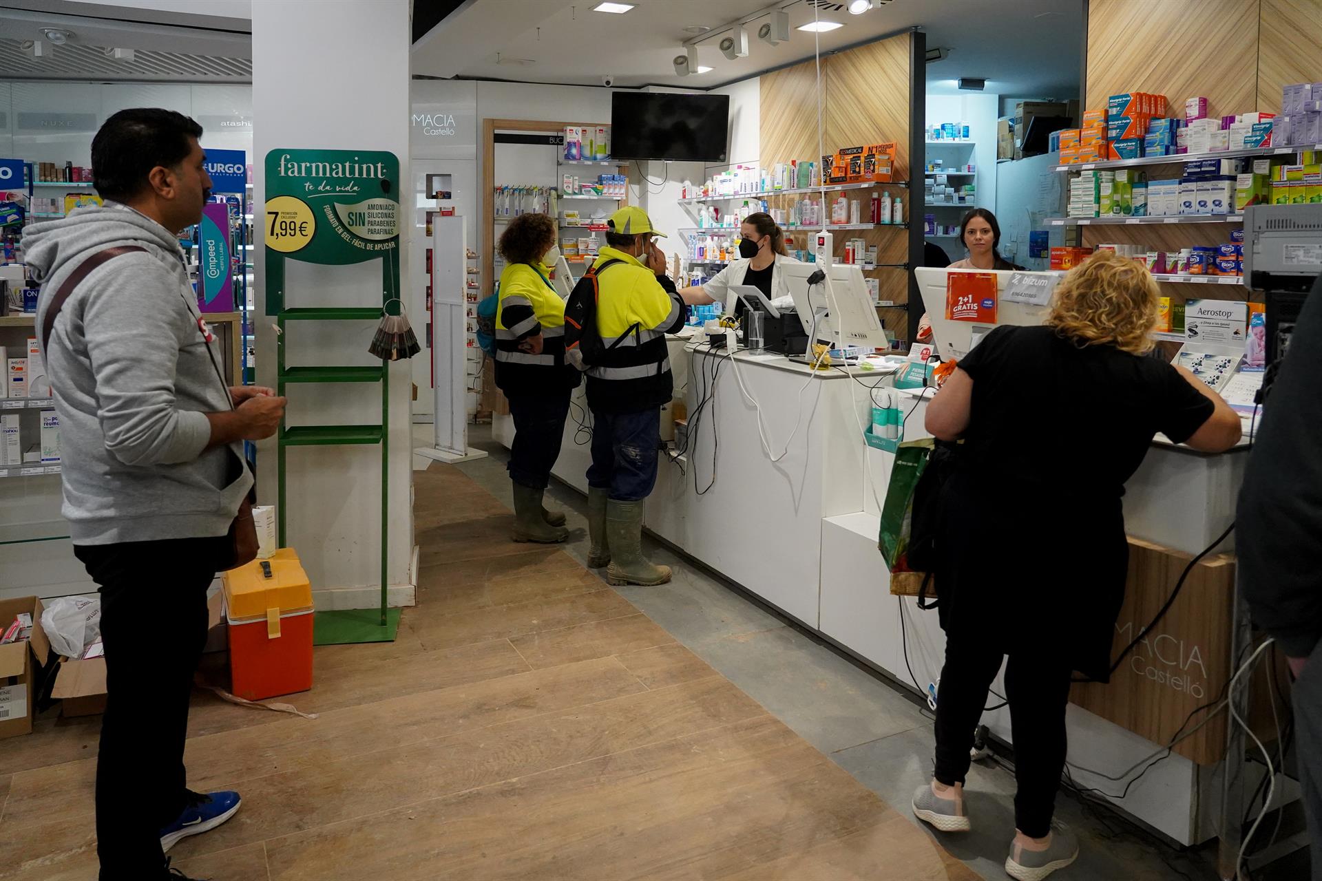 Farmacia atendiendo a afectados por la DANA