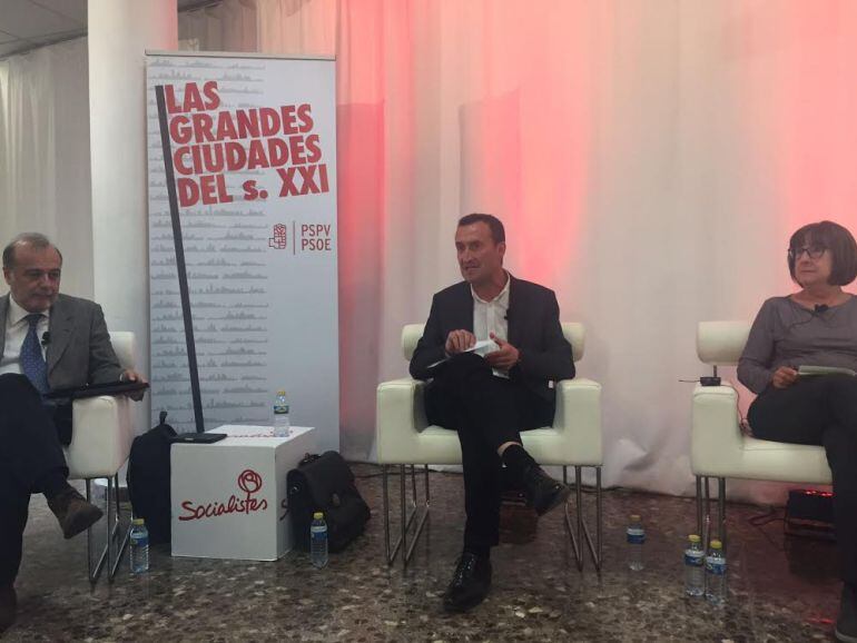 El alcalde, Carlos González, en la jornada "Grandes ciudades del siglo XXI"