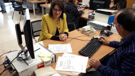 La catedrática Amparo Navarro, en el momento de oficializar en el Registro de la UA su candidatura a rectora.