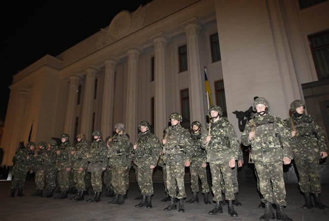 Soldados ucranianos montan guardia durante un ejercicio cerca al Parlamento en Kiev