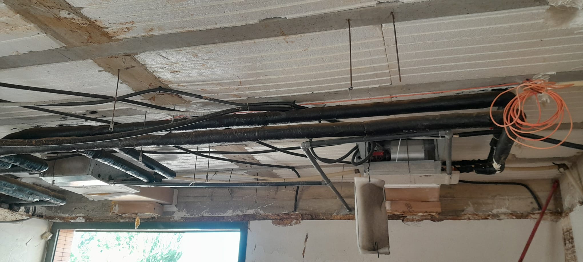 Techo de la infraestructura destrozado y pendiente de reconstruir.