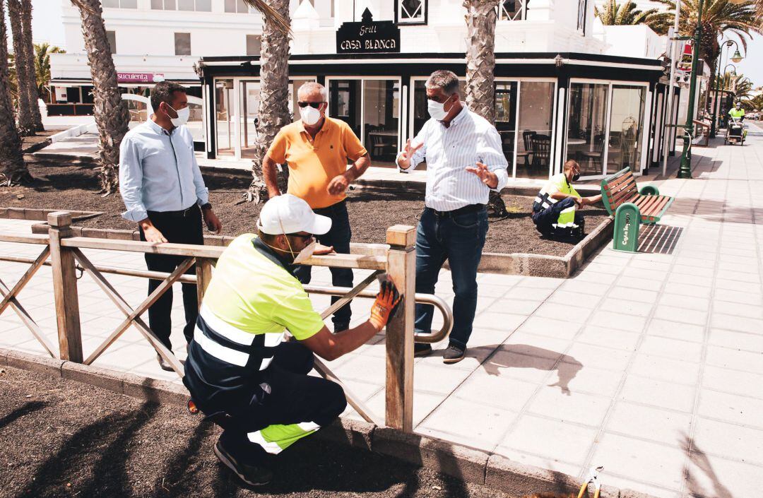 Uno de los trabajadores del plan de empleo, en Costa Teguise.
