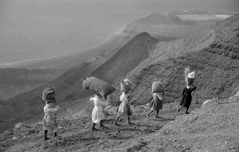 Grupo de gracioseras bajando El Risco tras vender pescado en los pueblos del norte.