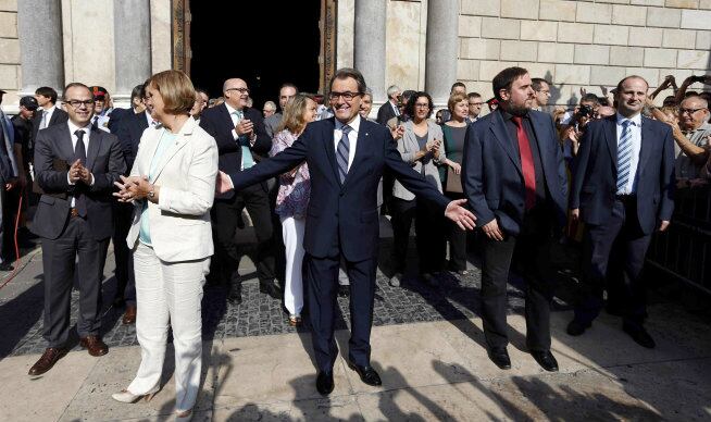 Artur Mas saluda a los concentrados en la plaza de Sant Jaume de Barcelona