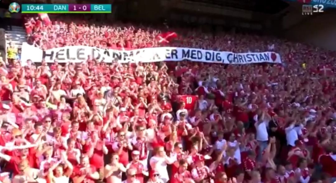 Homenaje de la afición danesa a Christian Eriksen