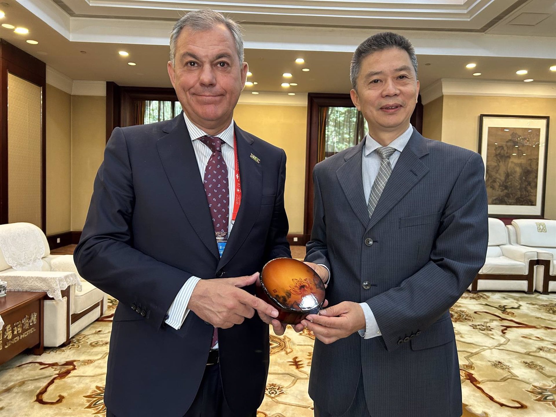 Imagen de archivo del alcalde de Sevilla con el director general de Relaciones Internacional del Gobierno de Chongqing