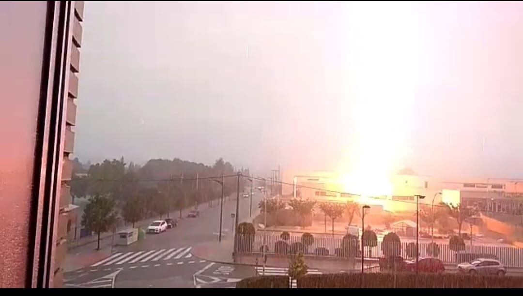 Momento del impacto del rayo en el Instituto