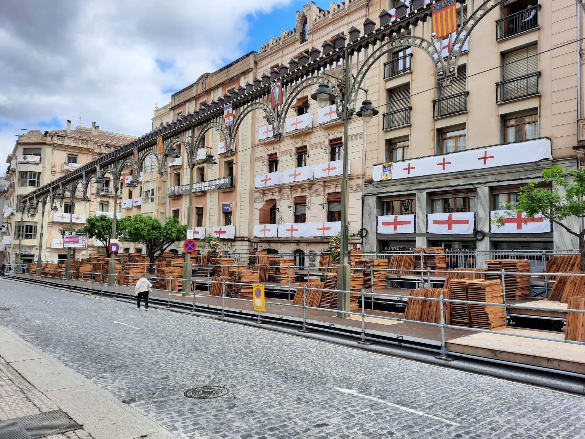 La Plaza de España ya está preparada para el Himno y las Entradas.