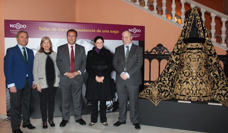 De izquierda a derecha, Francisco Javier Hernández, comisario de la muestra; Amidea Navarro, concejal del PP; Juan Carlos Cabrera, delegado municipal de Fiestas Mayores; la bordadora Carlota Elena Méndez y el tesorero del Consejo de Cofradías, Paco Vélez