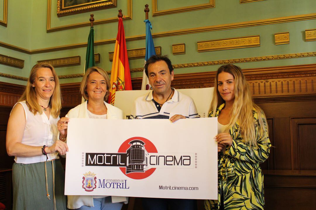 La alcaldesa de Motril, Luisa García, junto a las concejalas de fiestas y educación da a conocer al empresario, Jose Julio Juárez,  que ofrecerá el servicio de cine en Motril  