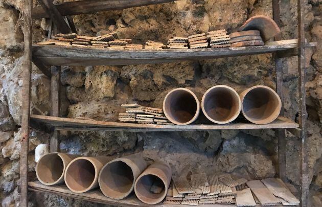 Estantería con piezas de cerámica antiguas conservadas en la restauración.