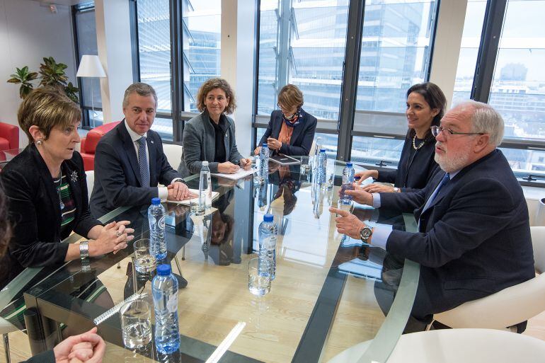 Tapia, Urkullu, Oregi y Arias Cañete, durante el encuentro mantenido en Bruselas