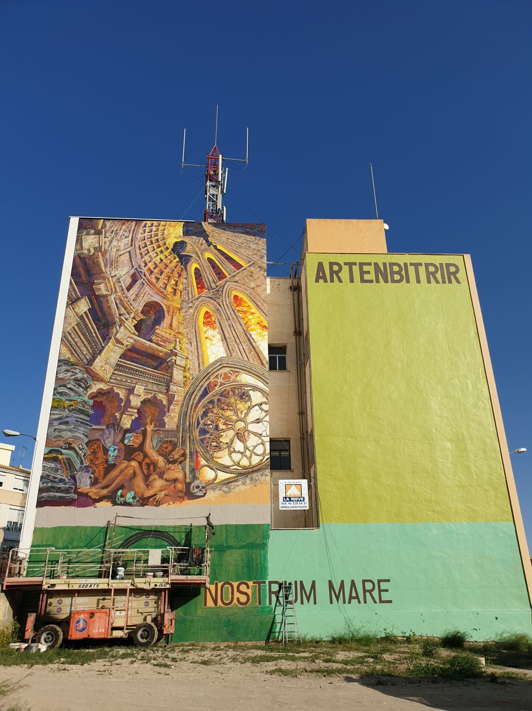 Mural en la fachada de Telefónica en Petrer 