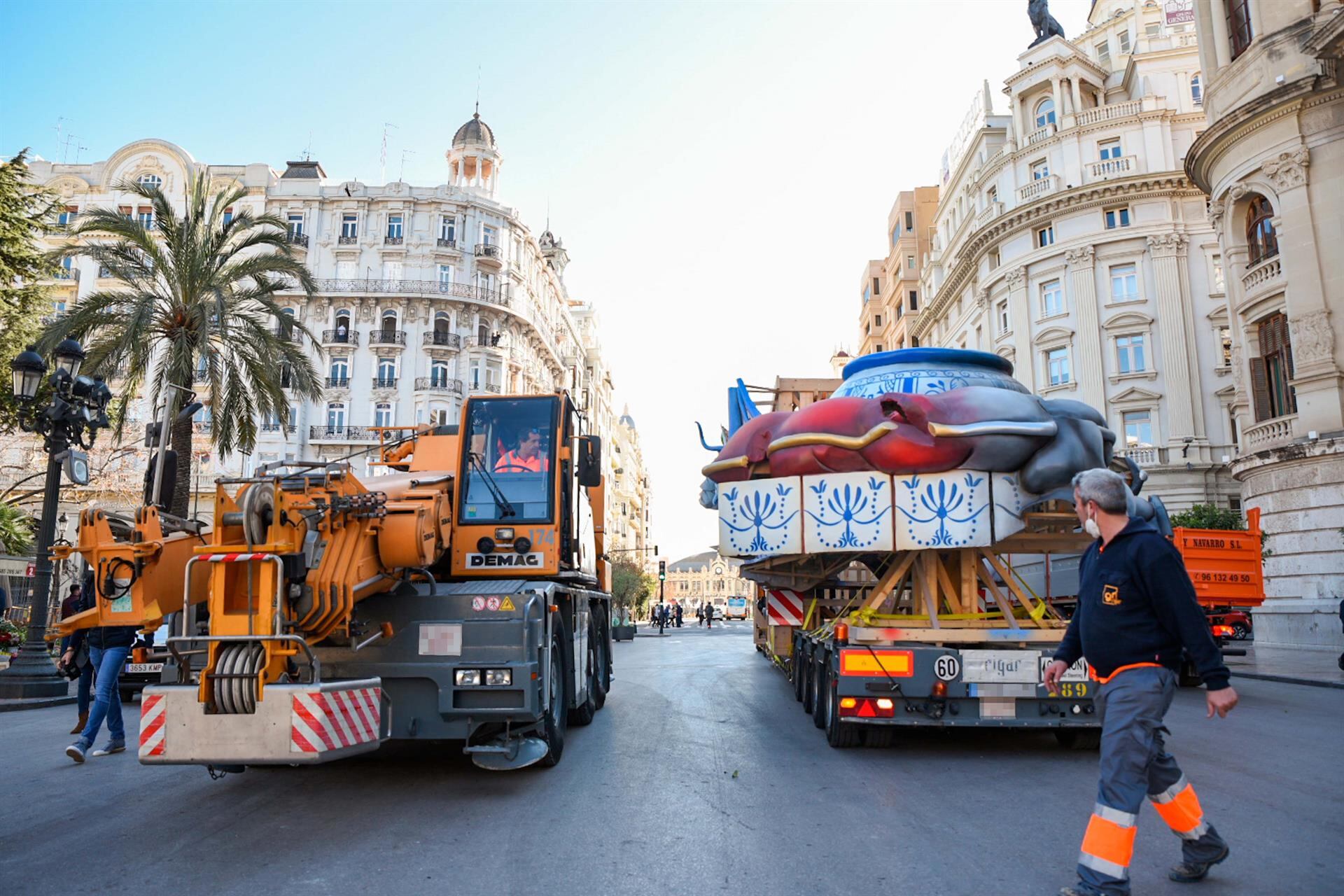 Arranca el montaje de la falla municipal grande de 2022 en la plaza del Ayuntamiento. Fuente: Jorge Gil - Europa Press