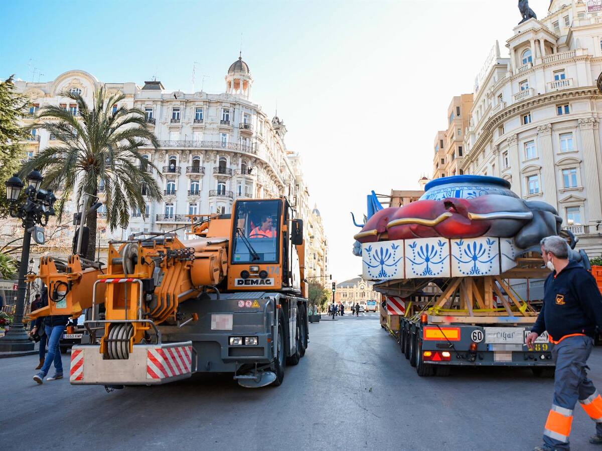 La plaza del Ayuntamiento de València recibe los primeros ninots de su falla grande