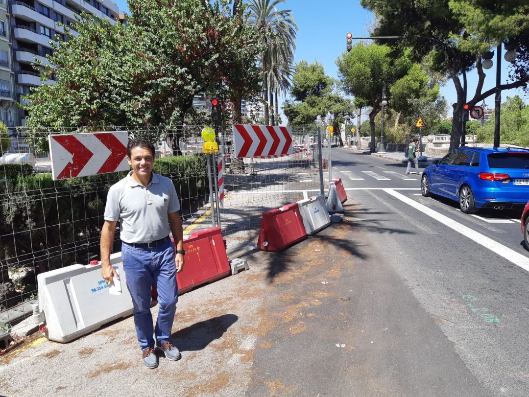 El concejal popular Carlos Mundina denuncia 'in situ' las complicaciones que pueden ocasionar las obras en las calles de Valencia durante el mes de septiembre
