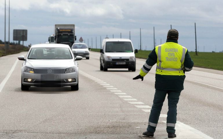 Una patrulla de la Guardia Civil detiene un vehículo durante un control de carretera