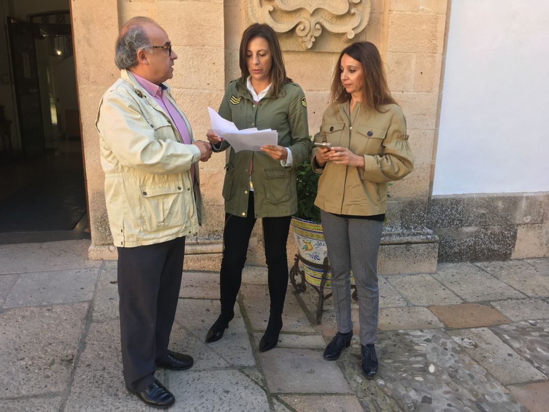 Miembros del Partido Popular de Ronda a las puertas del Ayuntamiento.