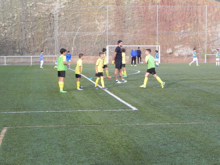 Niños del Club Monóvar Atlético entrenando en los campos de fútbol