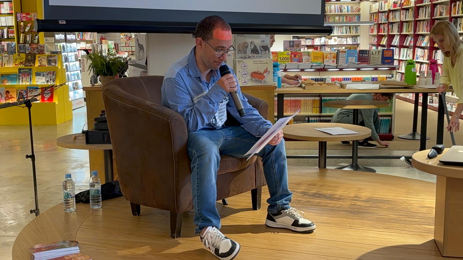 Sergio Raluy, leyendo sus poemas en Santos Ochoa