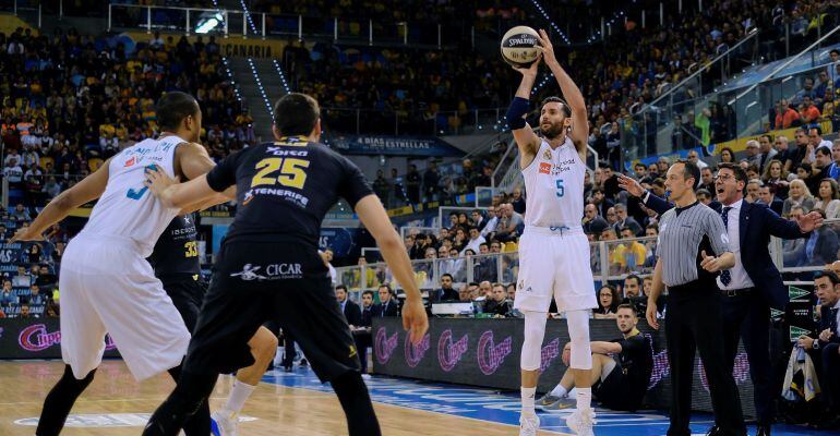 Rudy Fernández intenta un triple durante la semifinal