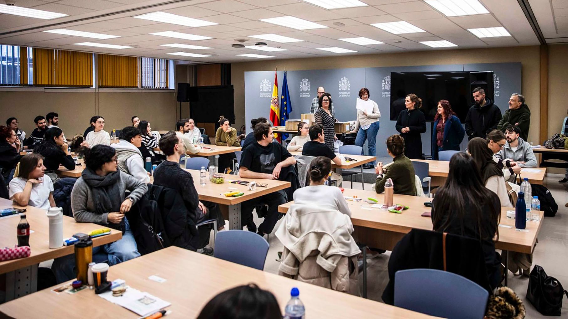 La ministra de Sanidad, Mónica García, ante los estudiantes que se presentan a los exámenes de Formación Sanitaria Especializada