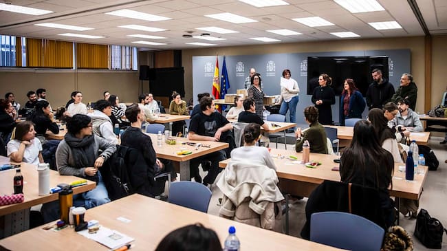 La ministra de Sanidad, Mónica García, ante los estudiantes que se presentan a los exámenes de Formación Sanitaria Especializada