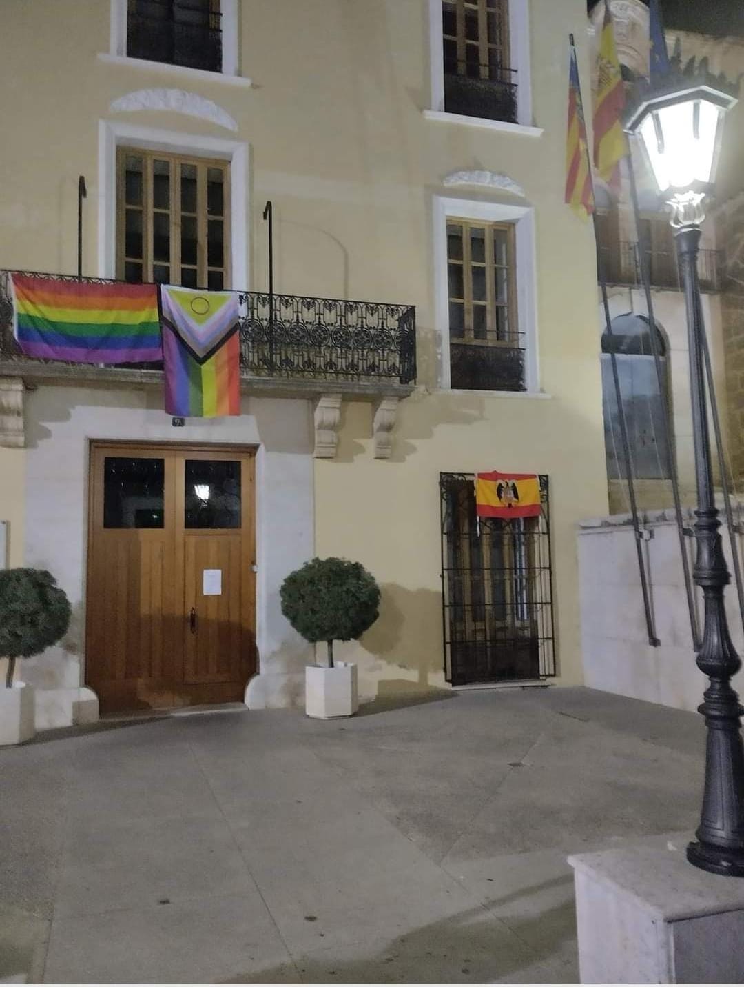 Fachada de la Casa Consistorial de Albaida donde un hombre colgó una bandera preconstitucional