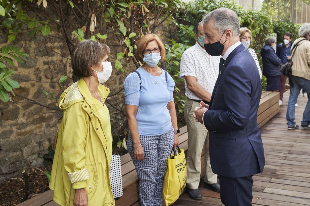 Urkullu habla con víctimas de la COVID-19 en el homenaje institucional