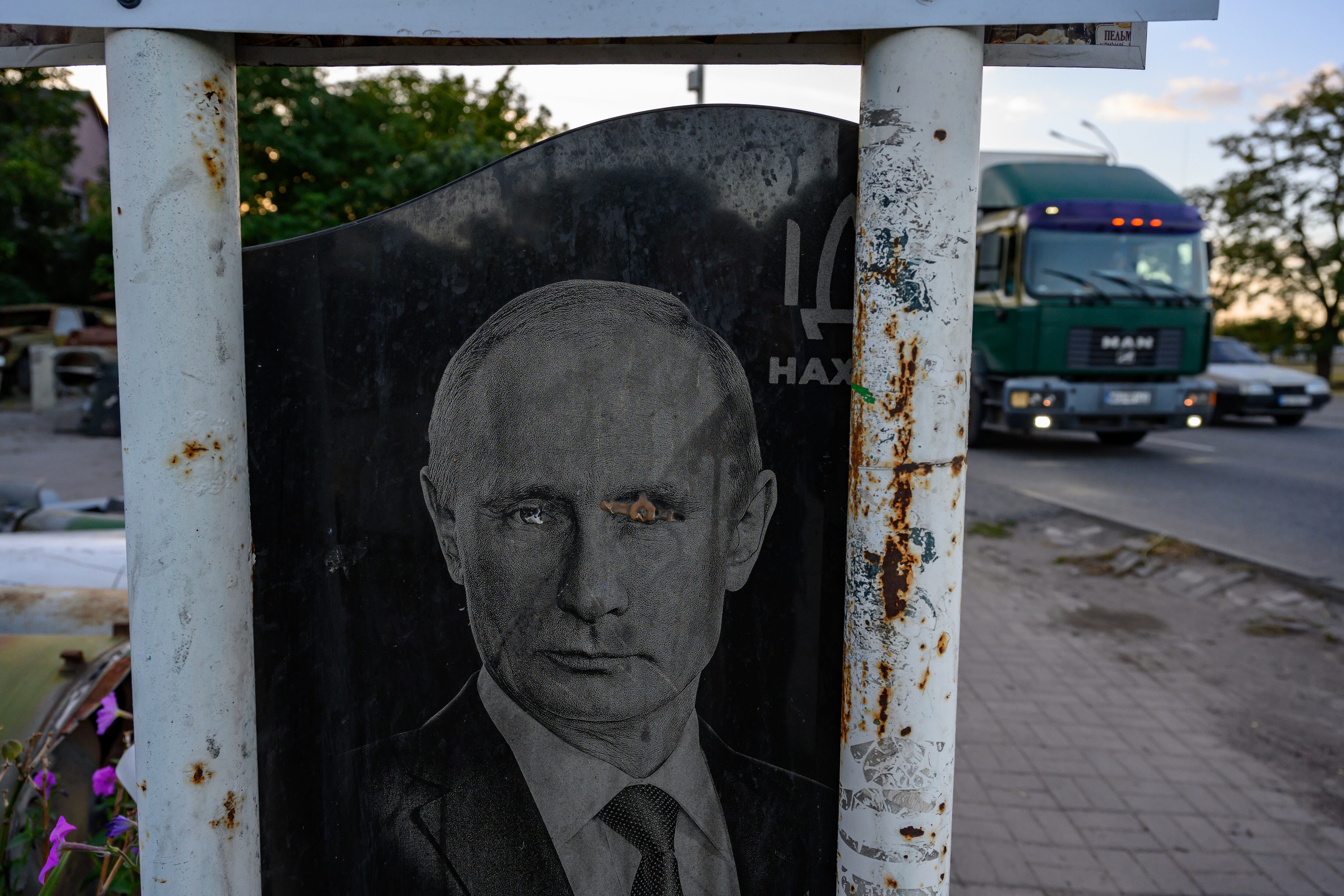 El rostro desfigurado del presidente ruso Vladimir Putin en un cartel de la ciudad ucraniana de Pavlogrado