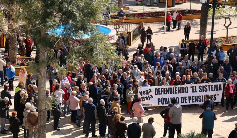 Concentración contra la escasez de las pensiones en la plaza de la Constitución de Torrevieja.