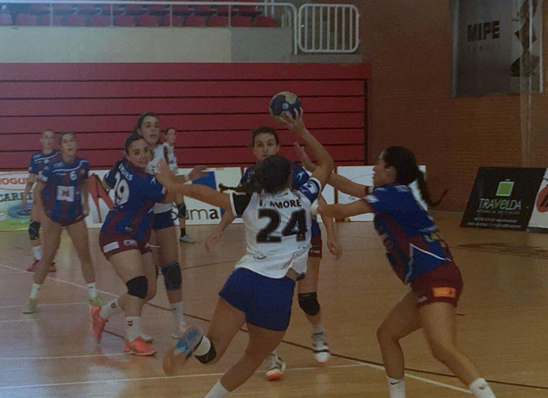 Elena Amores intentando penetrar en la defensa visitante