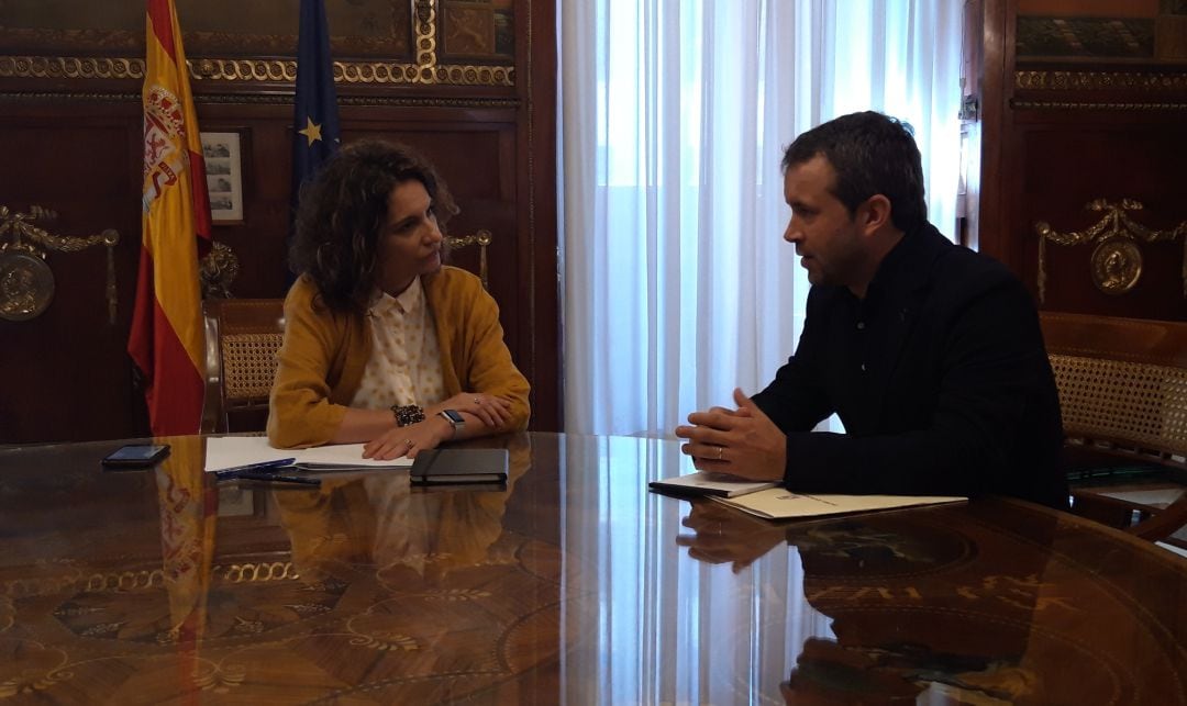 La ministra de Hacienda en funciones, María Jesús Montero, y el alcalde de Jaén, Julio Millán.