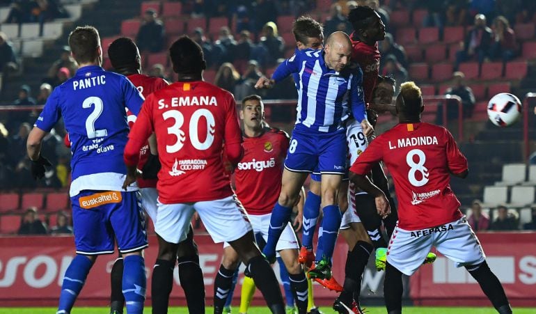 Toquero se eleva para rematar el córner que supuso el 0-1 ante el Nástic de Tarragona.