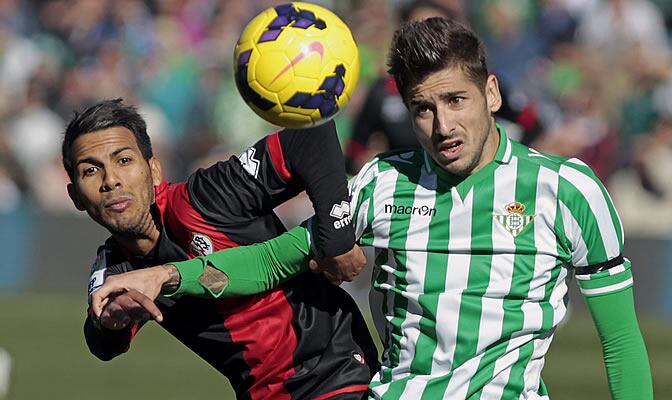 Jonathan Viera y Álvaro Vadillo pugnan por una pelota