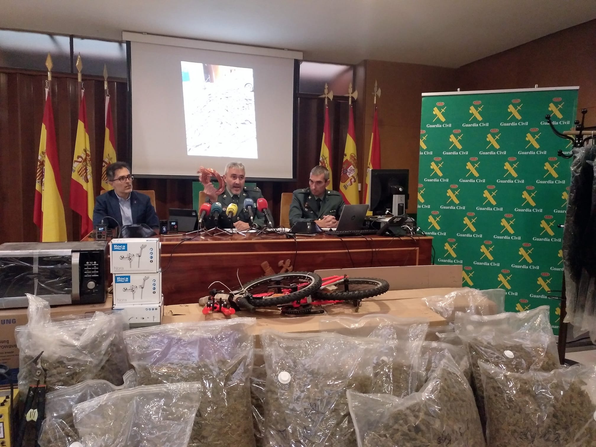 El capitán Juan José Vallejo muestra un trozo de cable de cobre en la presentación de la Operación Valsordo