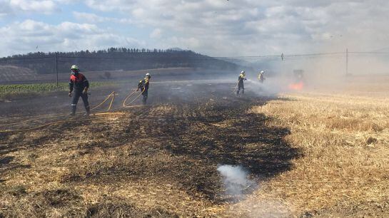 Los bomberos trabajan en la extinción del incendio de Ororbia