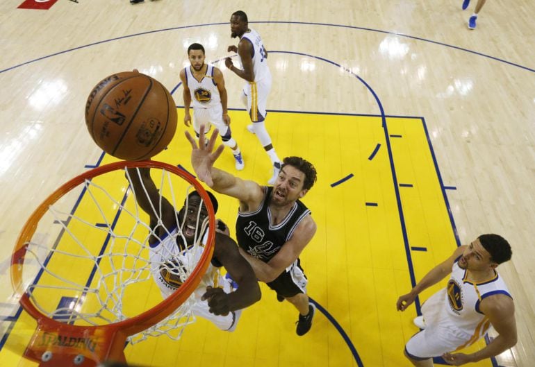 Pau gasol intenta detener a Draymond Green