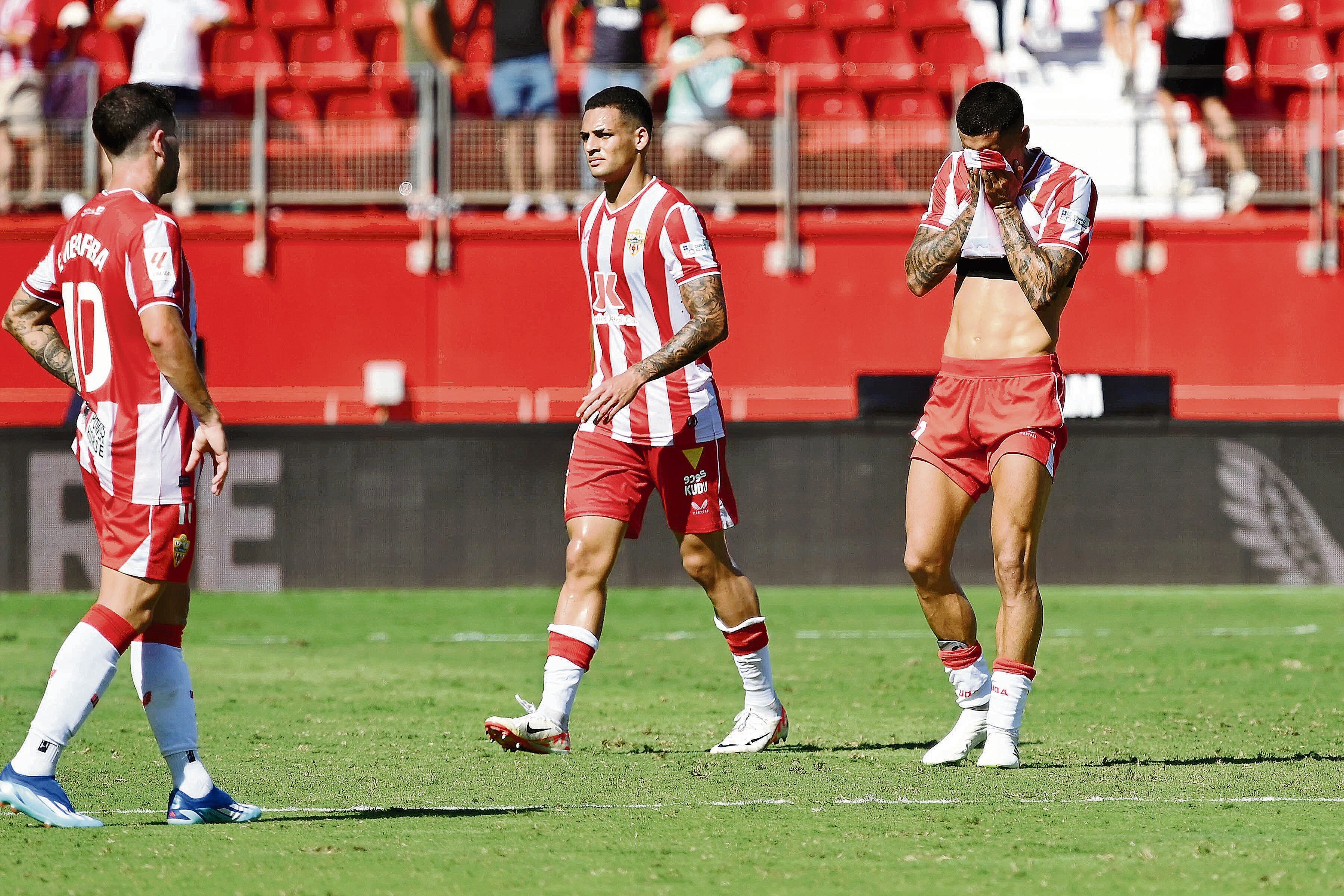 Embarba, Kaiky y Chumi, hundidos al final del partido del domingo ante el Granada en el Mediterráneo.