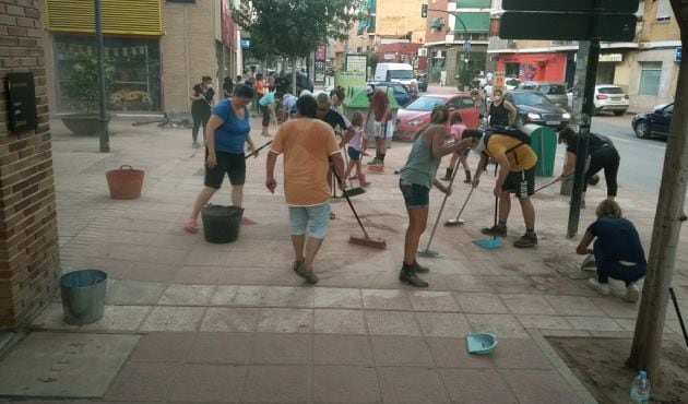 Vecinos de Santo Ángel limpiando las calles de la pedanía murciana de barro y polvo tras el paso de la gota fría.