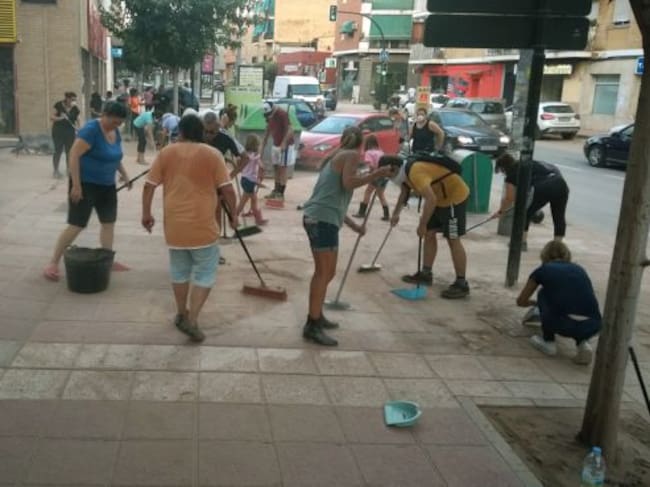 Vecinos de Santo Ángel limpiando las calles de la pedanía murciana de barro y polvo tras el paso de la gota fría.