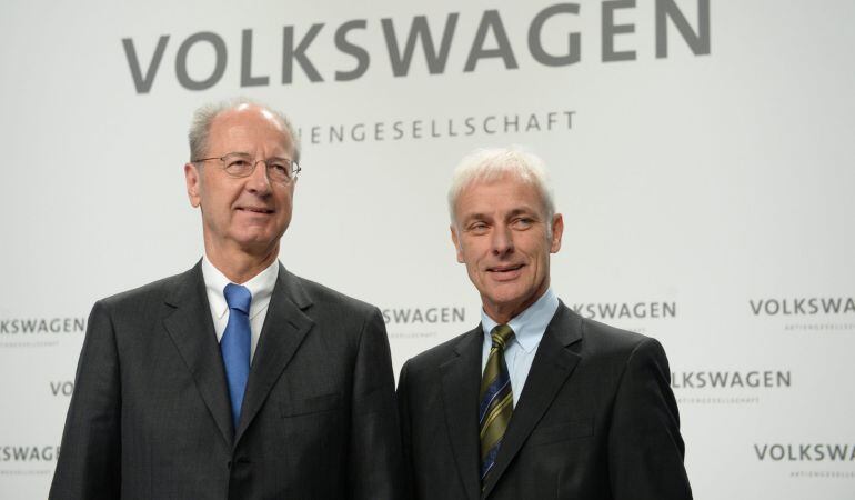 El presidente de la junta directiva de Volkswagen, Matthias Müller, y el presidente del consejo de supervisión de Volkswagen, Hans Dieter Pötsch, durante una rueda de prensa en la sede de la compañía en Wolfsburgo (Alemania).