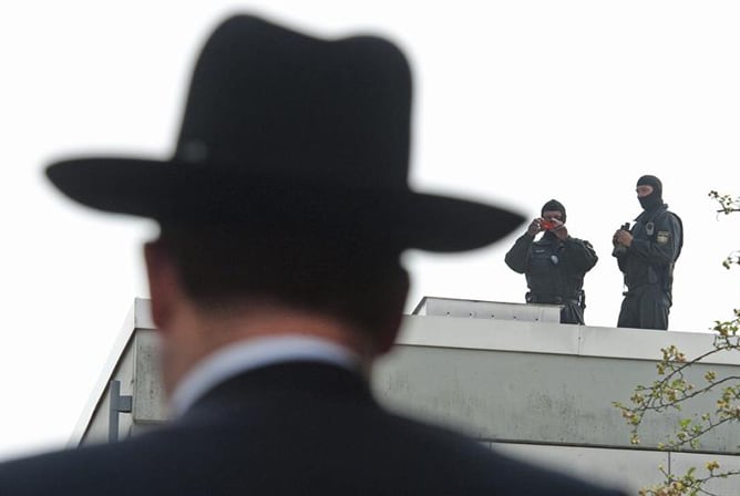 Miembros de la policía alemana resguardan un acto oficial en recuerdo de las víctimas de la masacre olímpica de Múnich hace 40 años, que se saldó con 17 muertos tras el secuestro de deportistas israelíes por un comando palestino, en Berlín, Alemania, el m