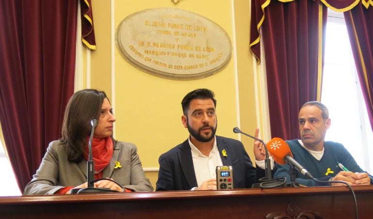 Fran González comparece con Victoria Rodríguez y Juan Cantero, concejales del PSOE de Cádiz