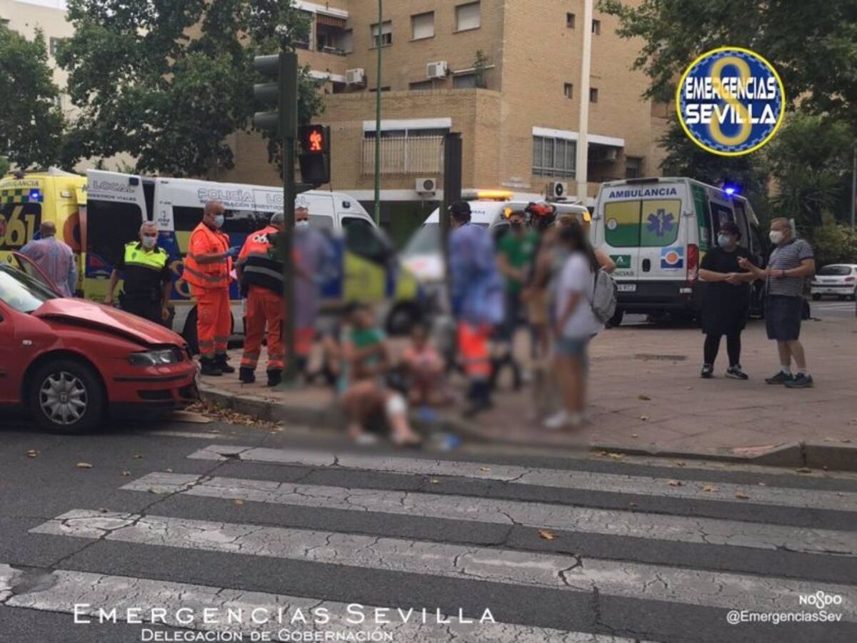Diez heridos leves en el choque de una ambulancia y un coche