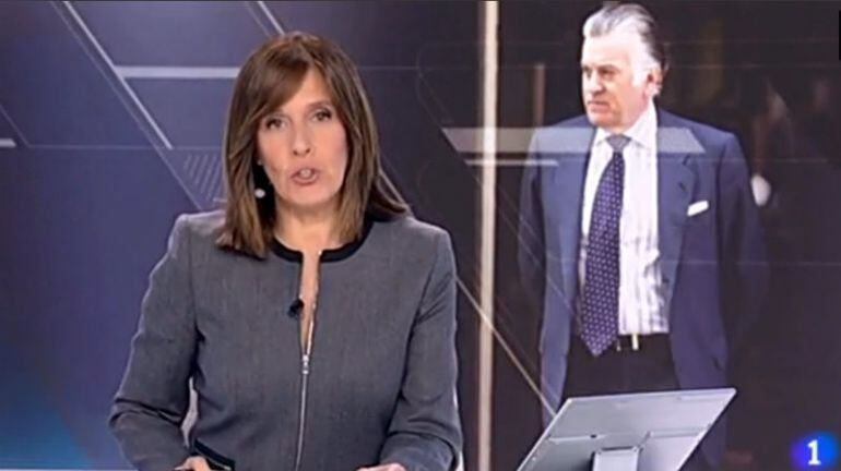 Ana Blanco da paso a la conexión en directo con Soto del Real durante el &#039;Telediario 2&#039;