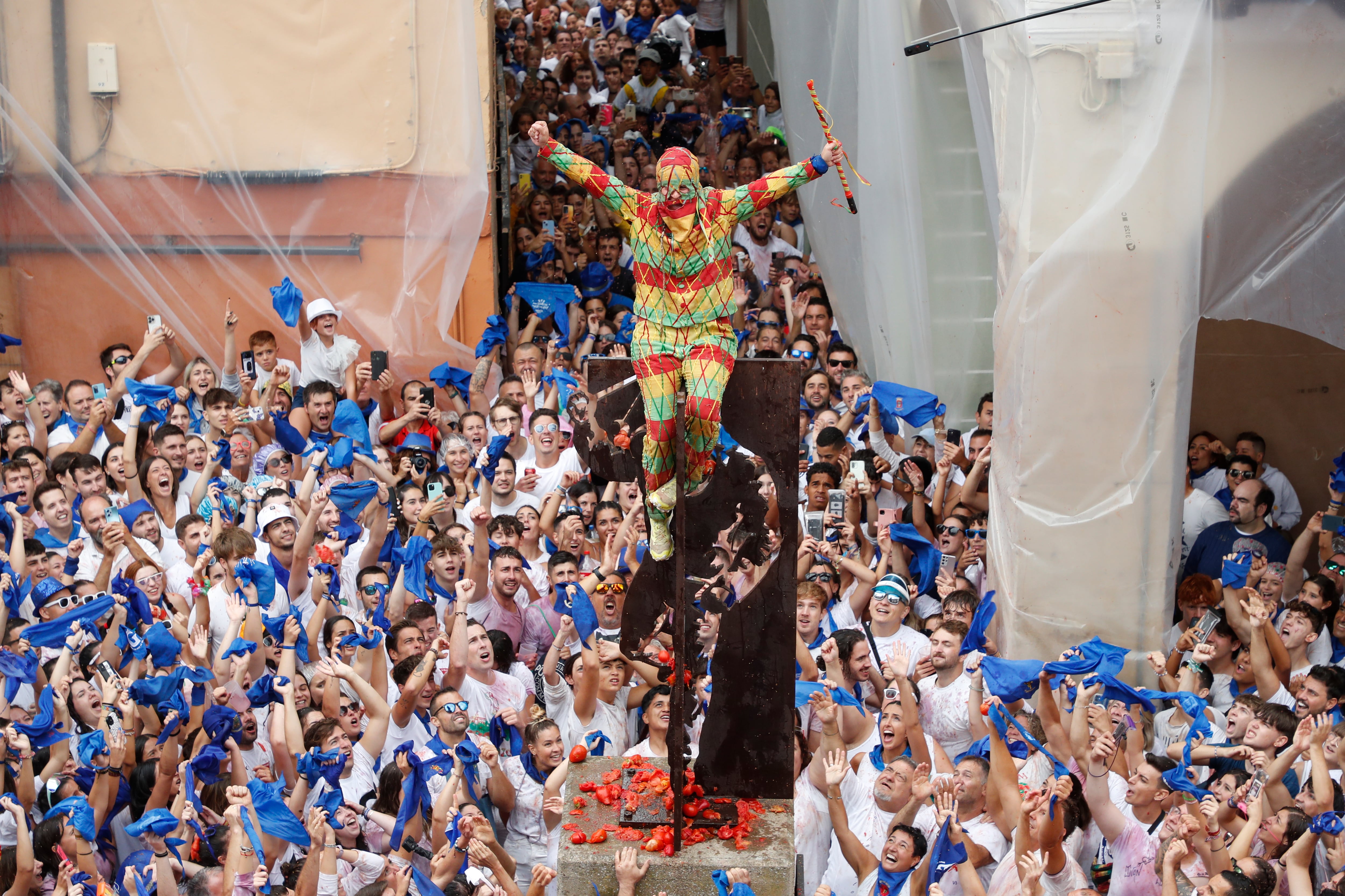 Tarazona (Zaragoza) 27/08/2023.- El Cipotegato vuelve a recorrer las calles de Tarazona bajo una lluvia de tomates en el acto que da inicio a las fiestas de la localidad, celebradas en honor a San Atilano, y que en esta ocasión vuelve a encarnar una mujer, por cuarta vez en la historia, cuya identidad se conocerá al final del recorrido. EFE/ Javier Belver
