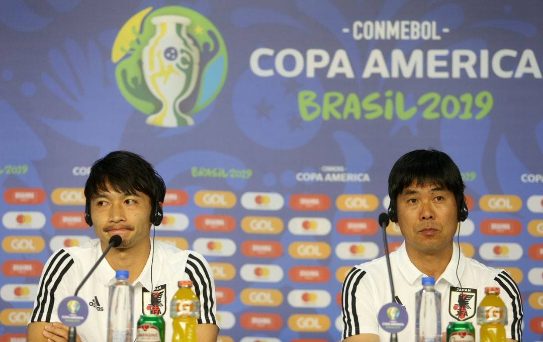 El entrenador nipón, Hajime Moriyasu, (d) junto a Gaku Shibasaki.